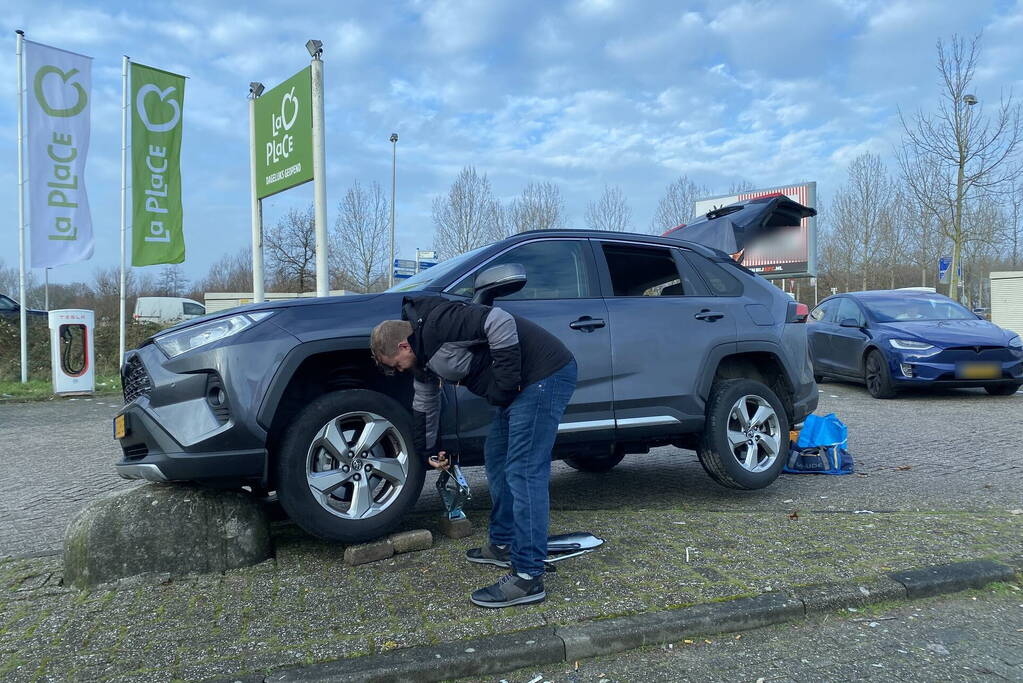 Automobilist komt terecht op varkensrug
