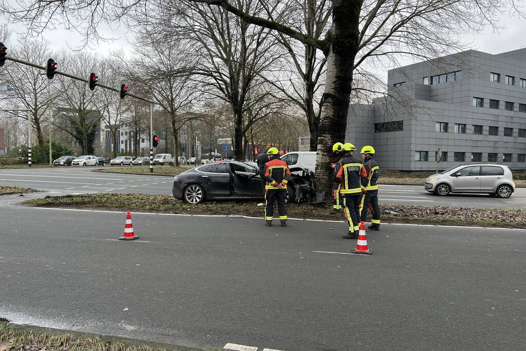 Bestuurder van een Tesla botst op boom