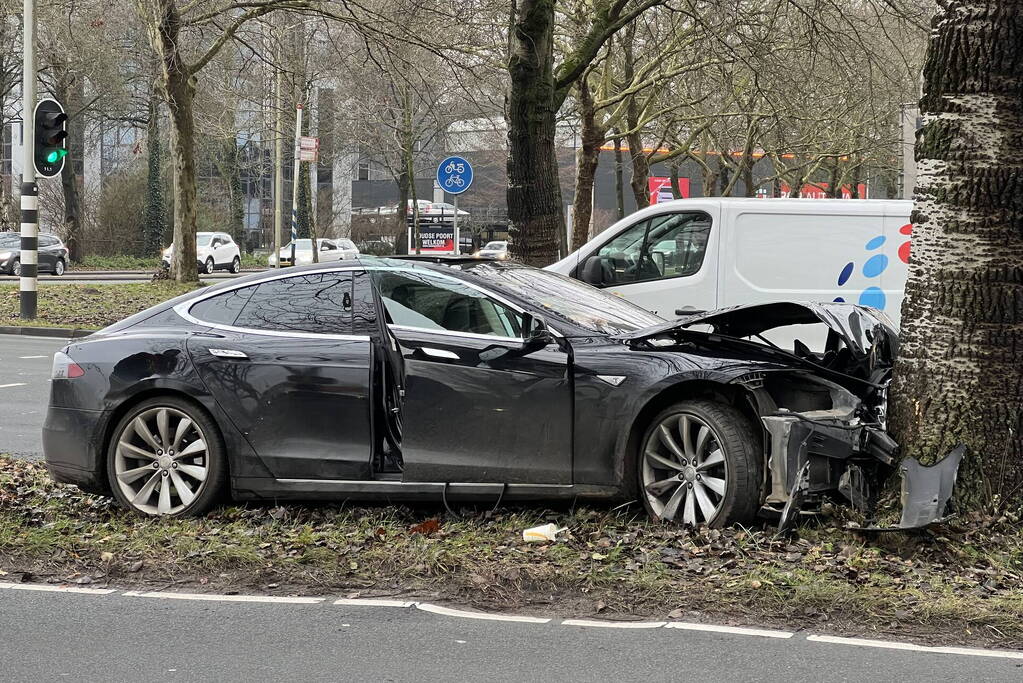 Bestuurder van een Tesla botst op boom