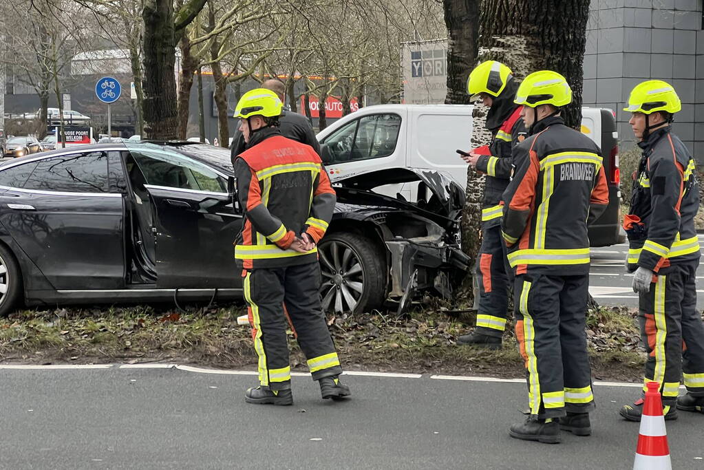 Bestuurder van een Tesla botst op boom