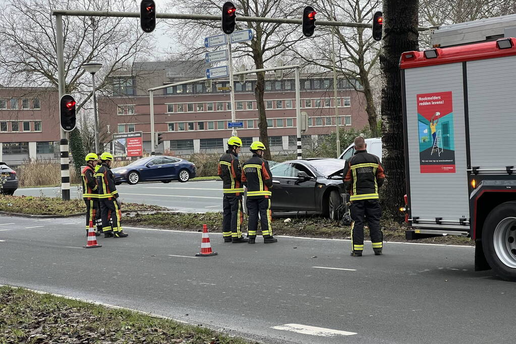 Bestuurder van een Tesla botst op boom