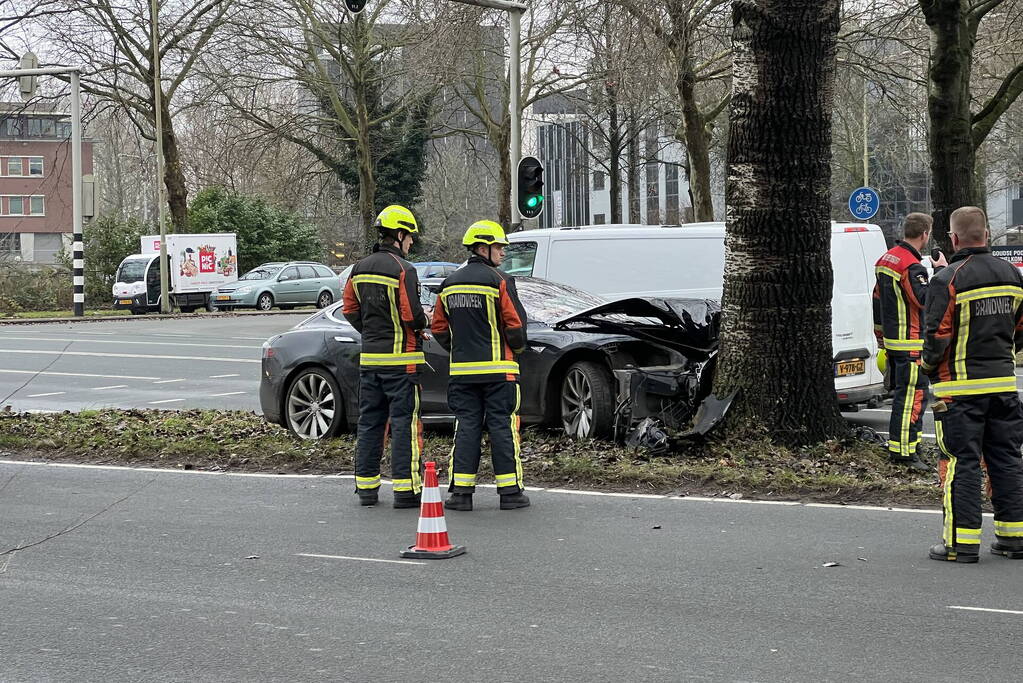 Bestuurder van een Tesla botst op boom