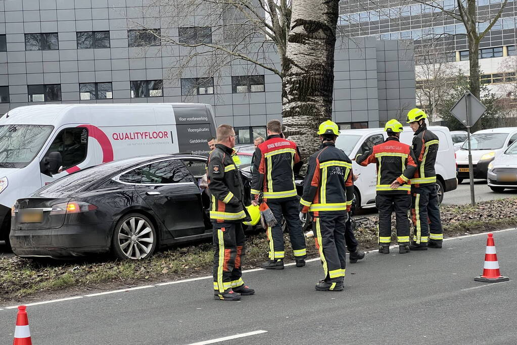 Bestuurder van een Tesla botst op boom