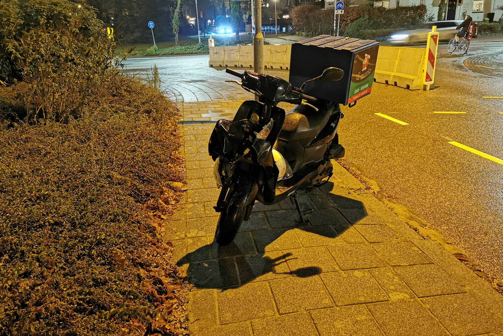 Bezorgscooter en auto botsen op elkaar