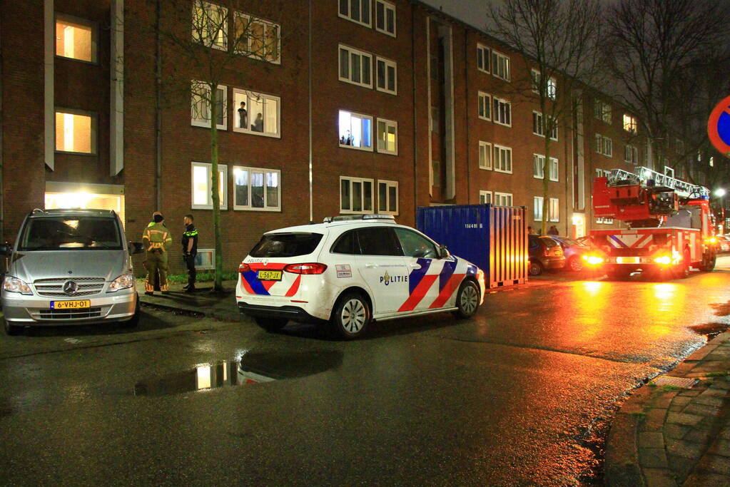 Brandweer haalt overleden persoon uit woning