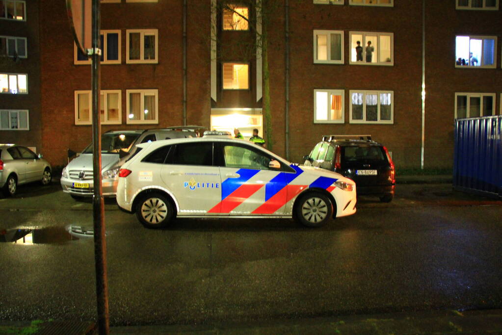 Brandweer haalt overleden persoon uit woning