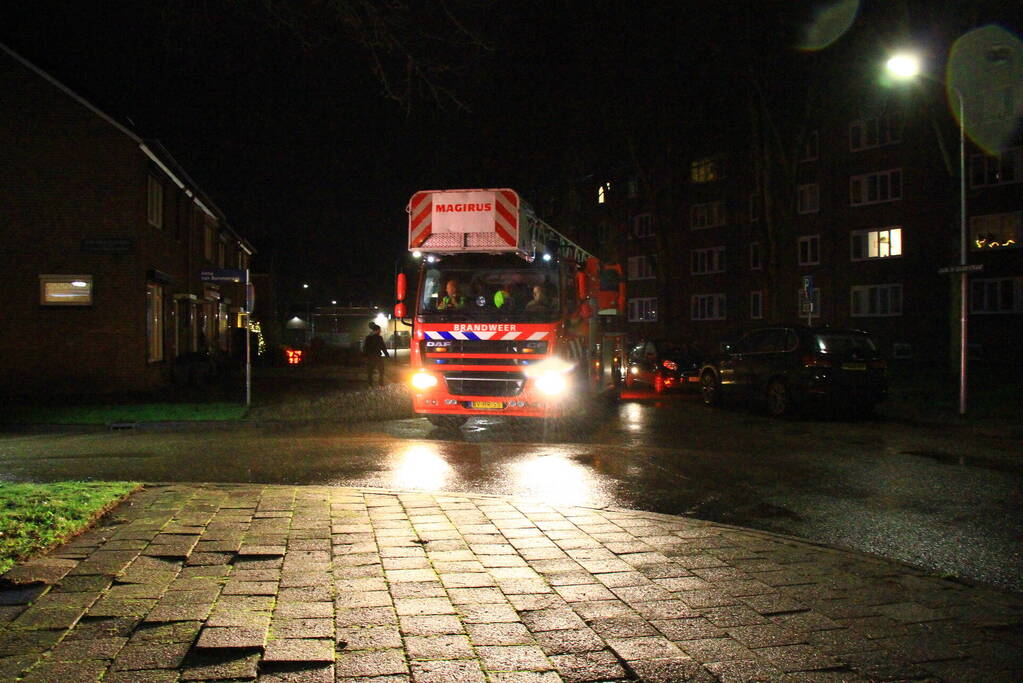 Brandweer haalt overleden persoon uit woning