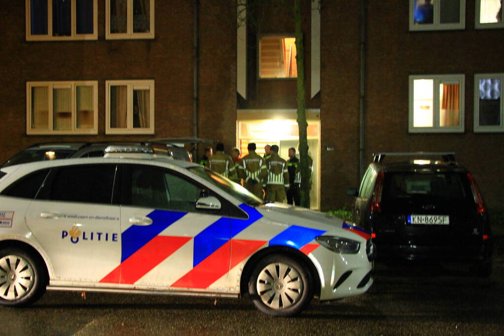 Brandweer haalt overleden persoon uit woning