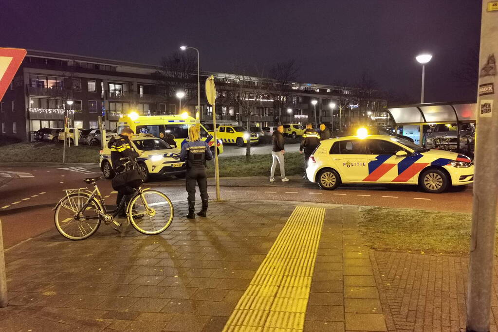 Botsing tussen fietser en auto op rotonde