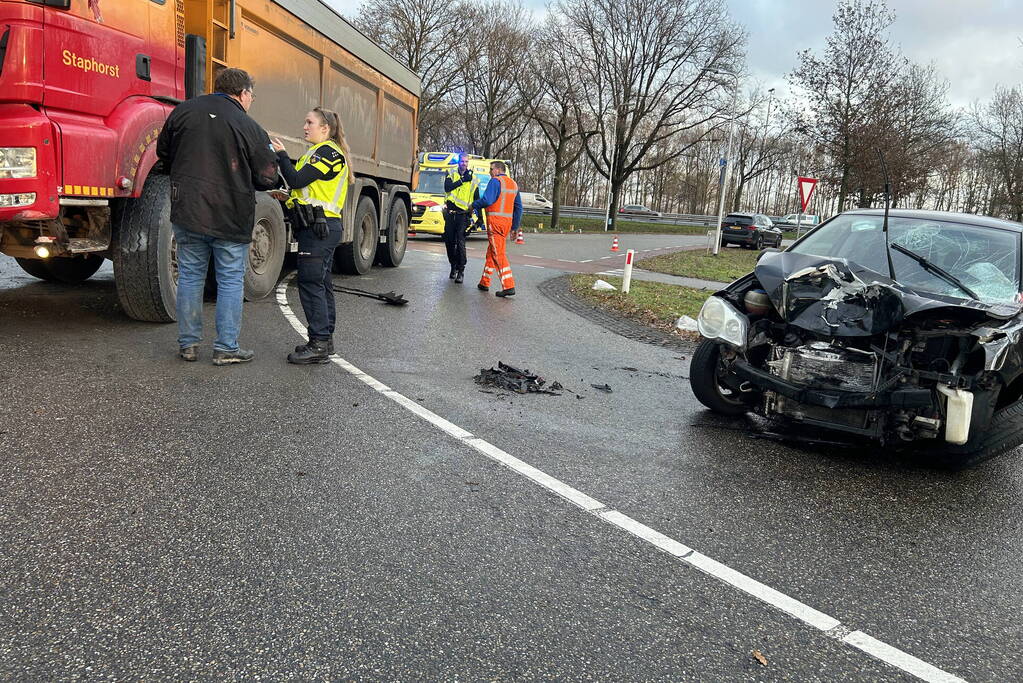Vrachtwagen en personenauto botsen met elkaar