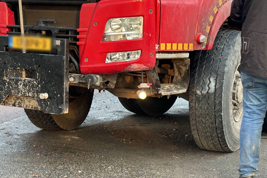 Vrachtwagen en personenauto botsen met elkaar