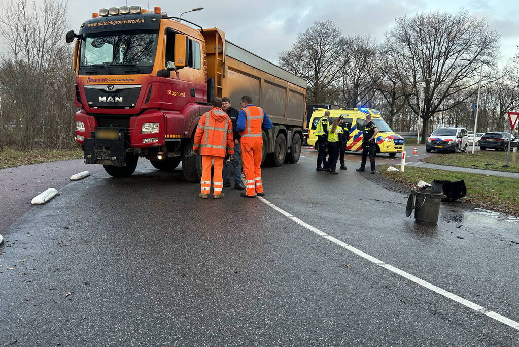 Vrachtwagen en personenauto botsen met elkaar
