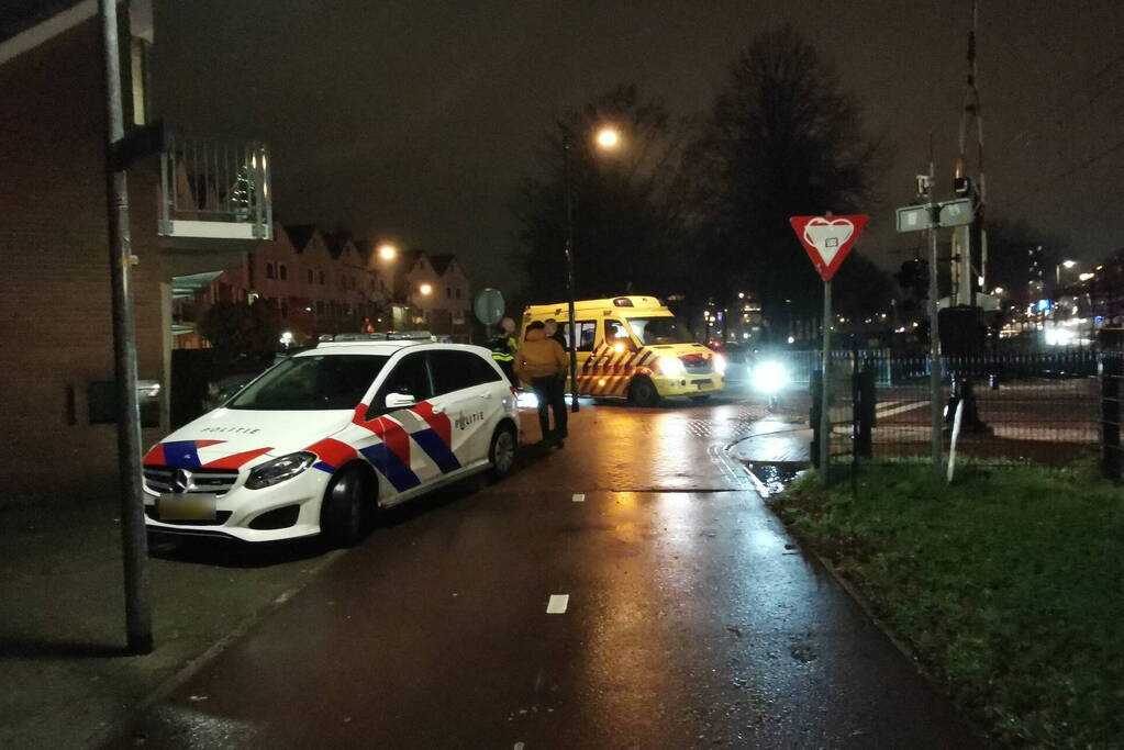 Voetganger en scooterrijder in botsing