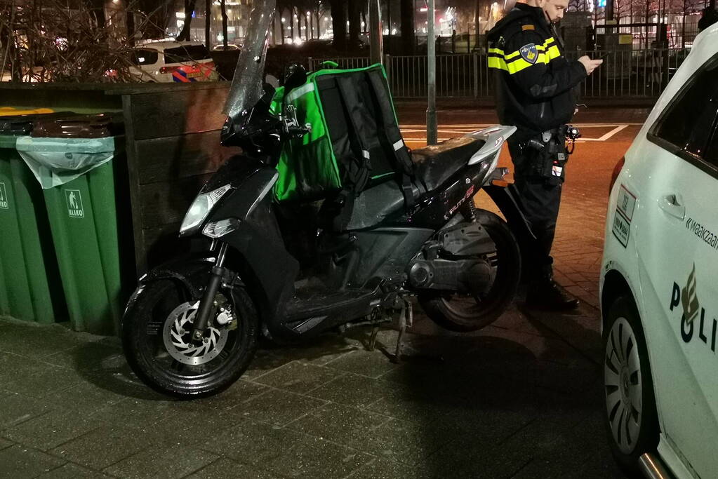 Voetganger en scooterrijder in botsing