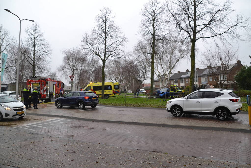 Auto klapt frontaal op boom