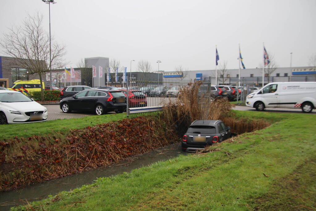 Automobilist mist bocht en raakt te water