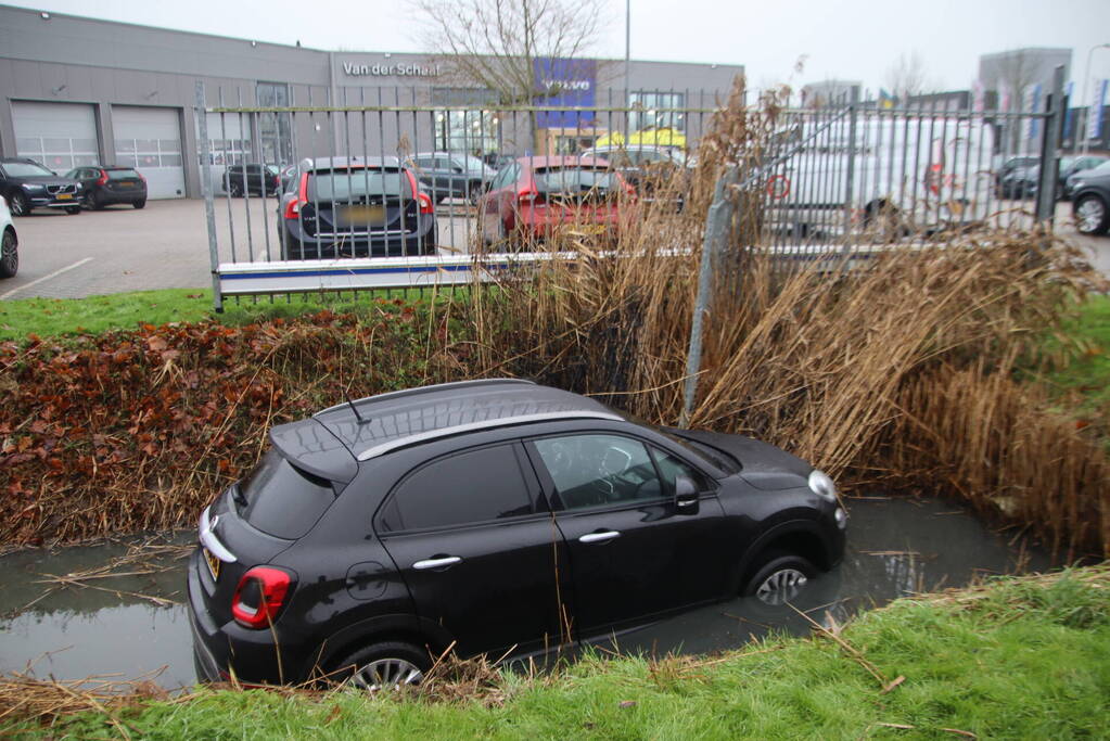 Automobilist mist bocht en raakt te water