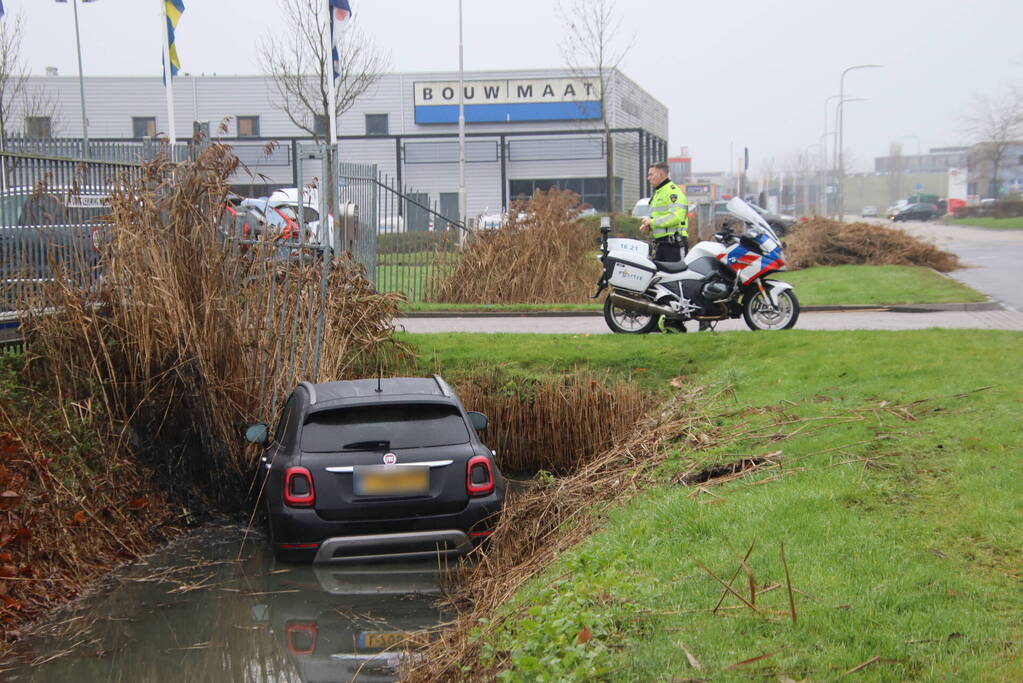 Automobilist mist bocht en raakt te water