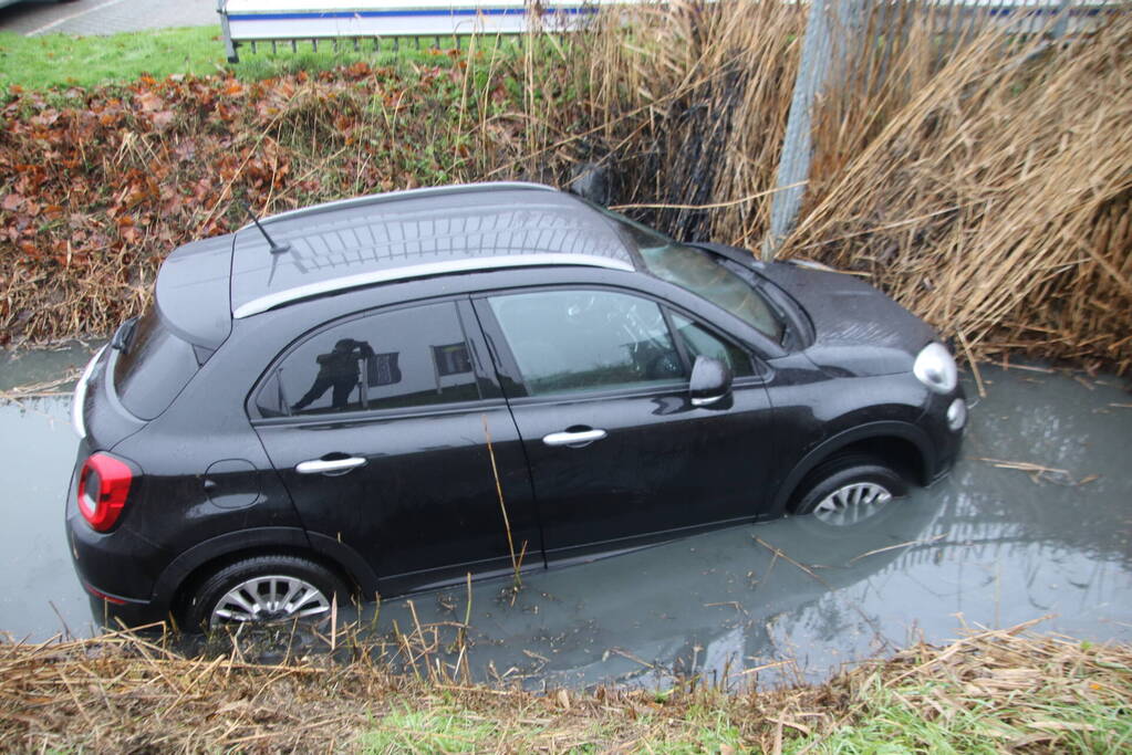 Automobilist mist bocht en raakt te water