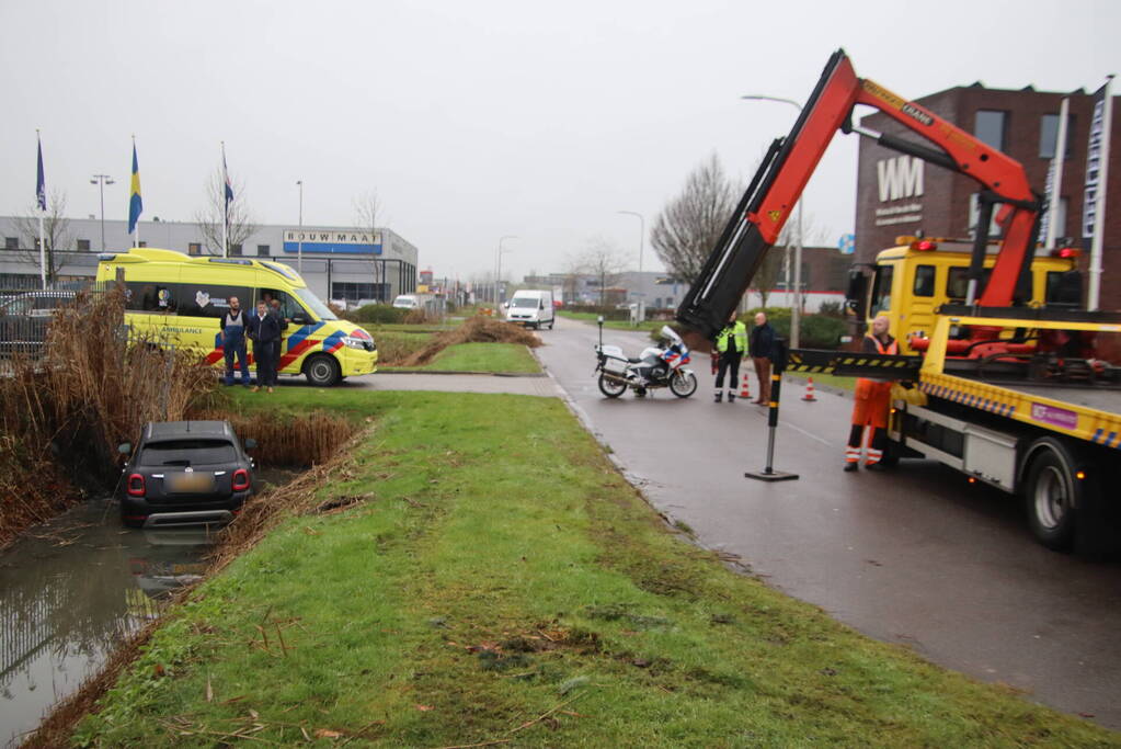 Automobilist mist bocht en raakt te water