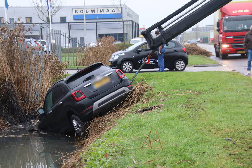 Automobilist mist bocht en raakt te water