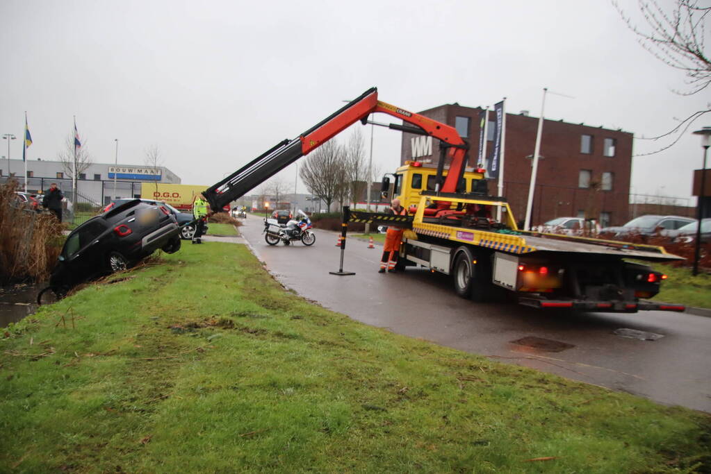 Automobilist mist bocht en raakt te water