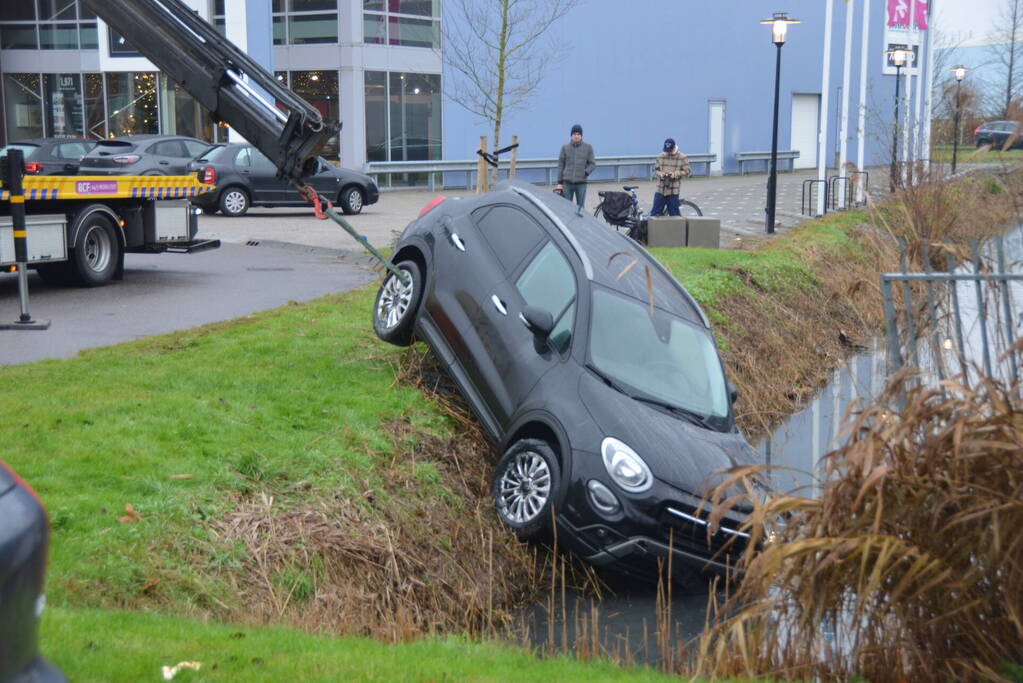 Automobilist mist bocht en raakt te water