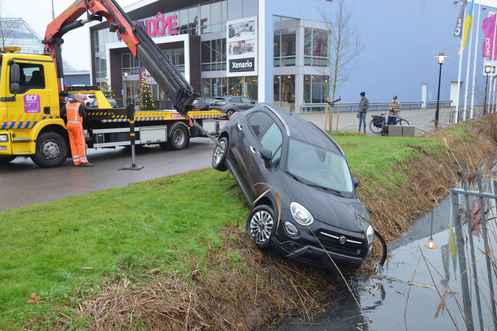 Automobilist mist bocht en raakt te water