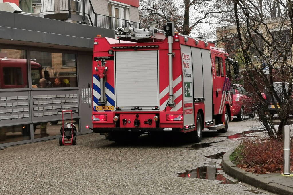 Brandweer ventileert woning na kleine brand