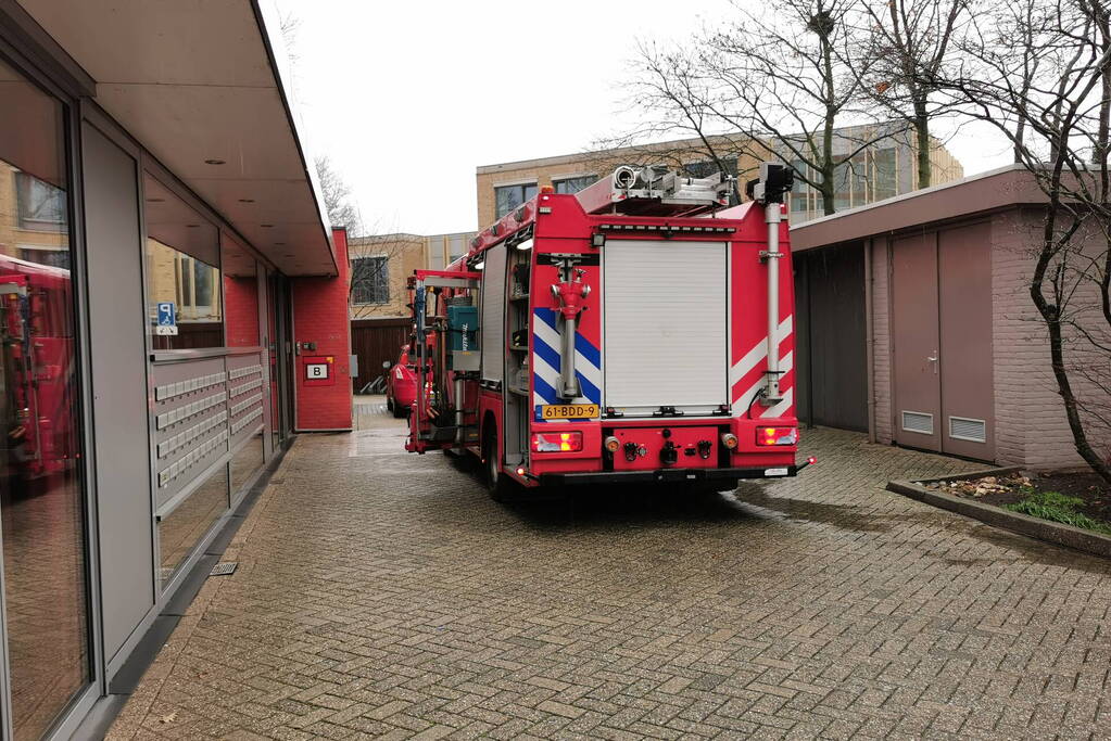 Brandweer ventileert woning na kleine brand