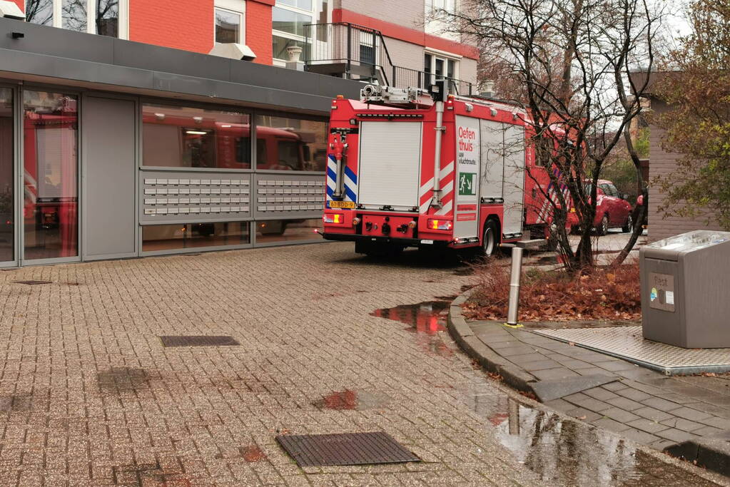 Brandweer ventileert woning na kleine brand