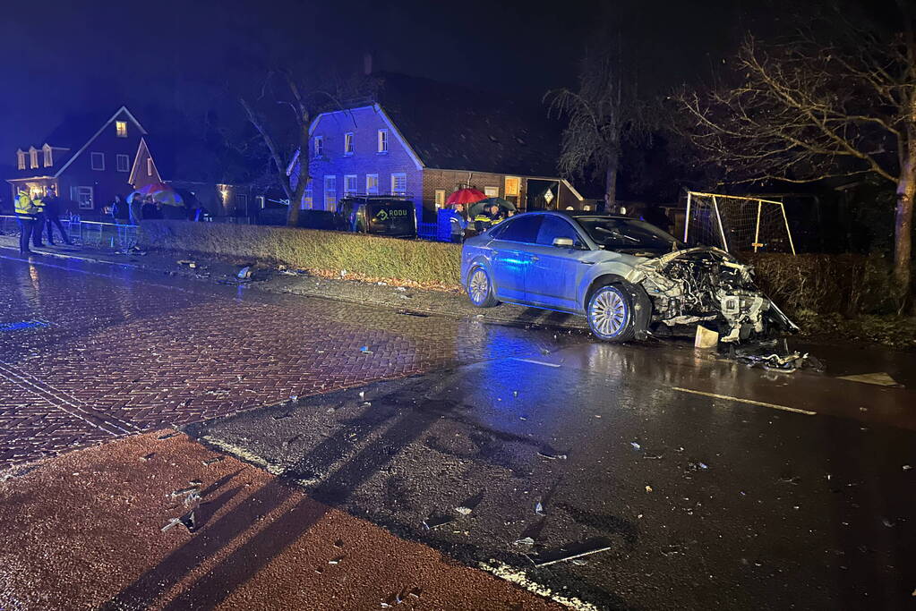 Grote ravage na ongeval tussen twee voertuigen