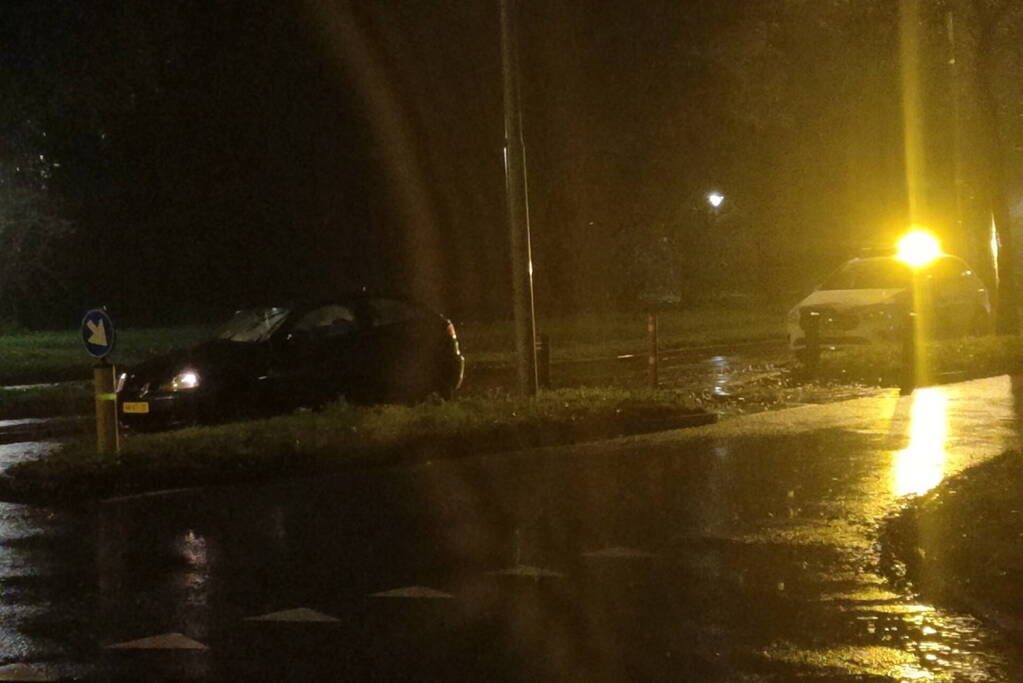 Personenauto rijdt tegen verkeersmaatregel aan