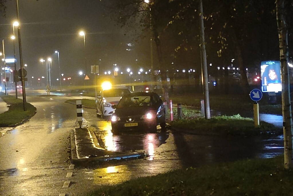 Personenauto rijdt tegen verkeersmaatregel aan