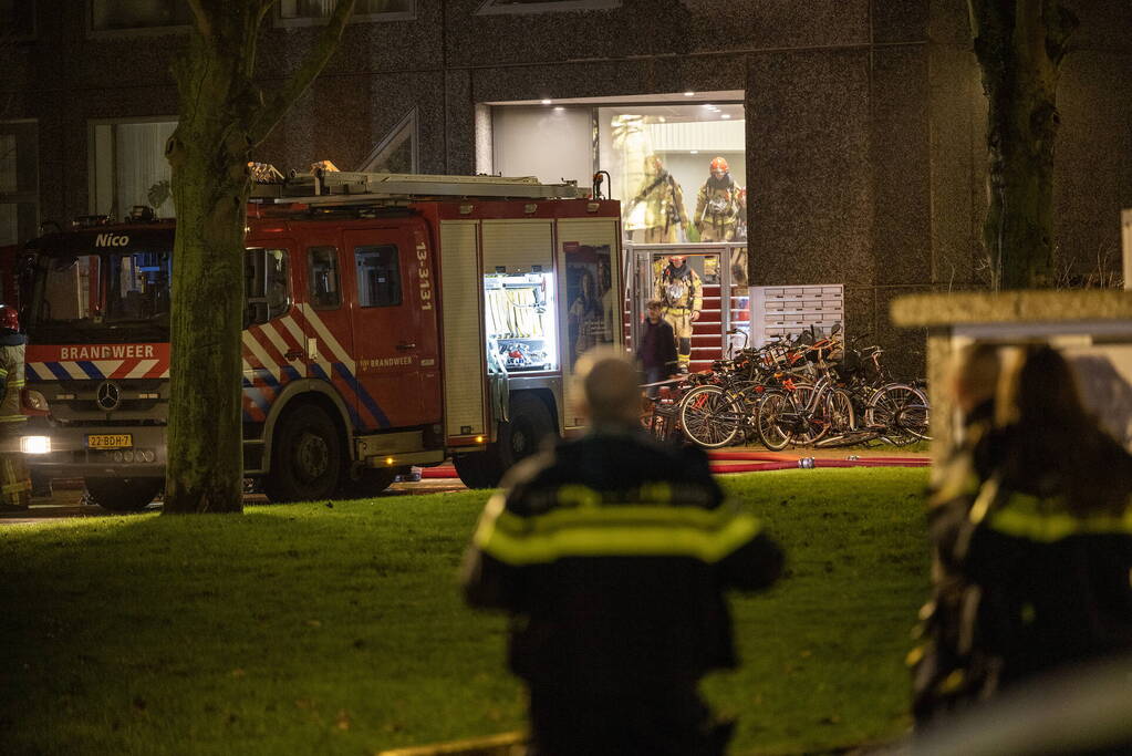 Grote brand op de vierde etage van flatgebouw