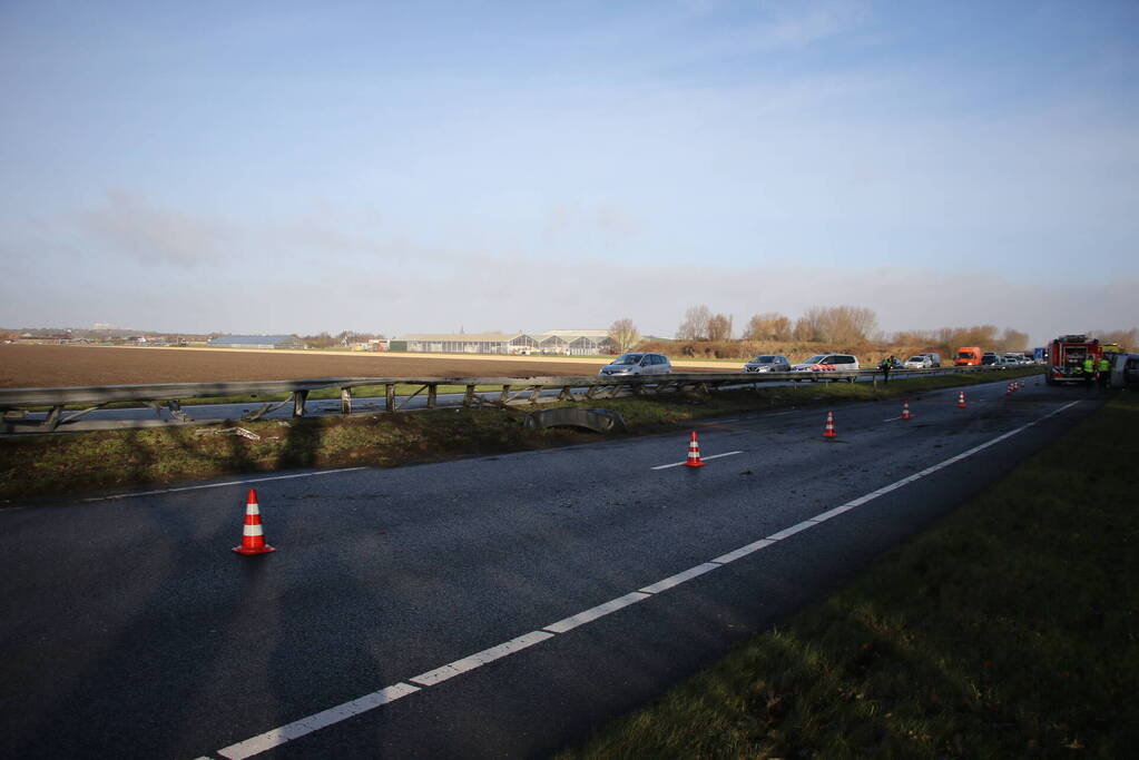 Bestelbus tegen vangrail gecrasht