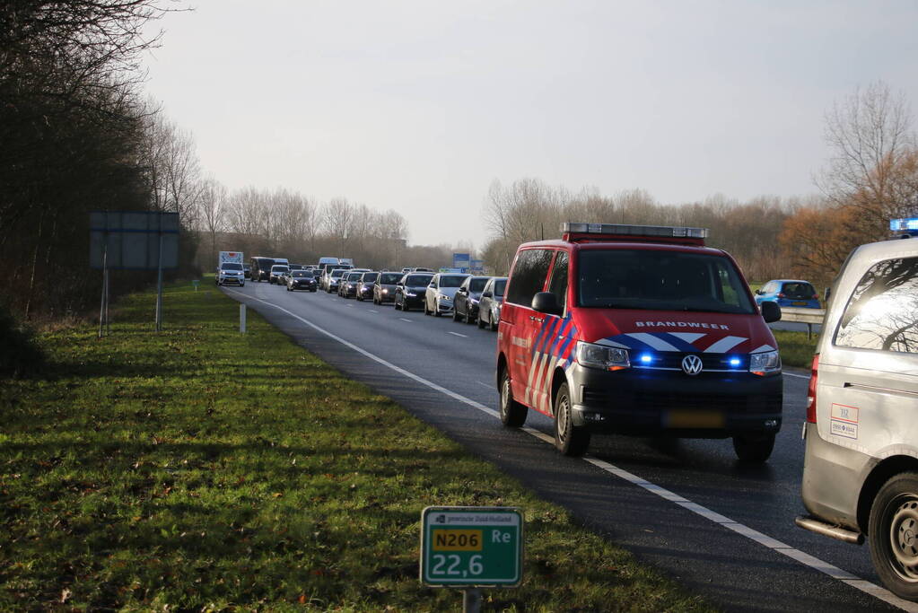 Bestelbus tegen vangrail gecrasht