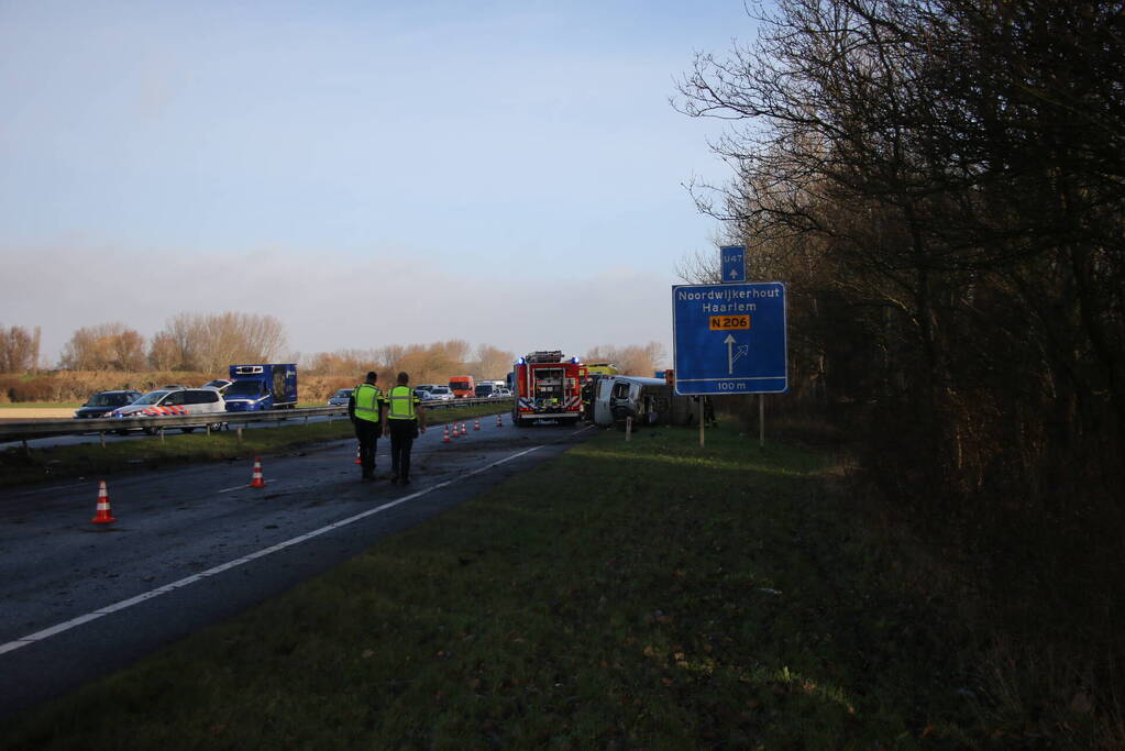Bestelbus tegen vangrail gecrasht