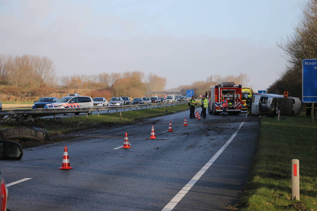 Bestelbus tegen vangrail gecrasht