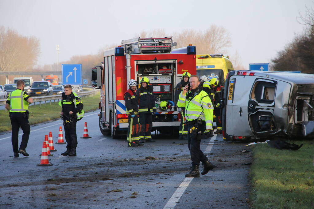 Bestelbus tegen vangrail gecrasht