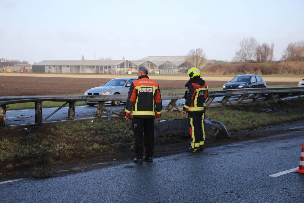Bestelbus tegen vangrail gecrasht