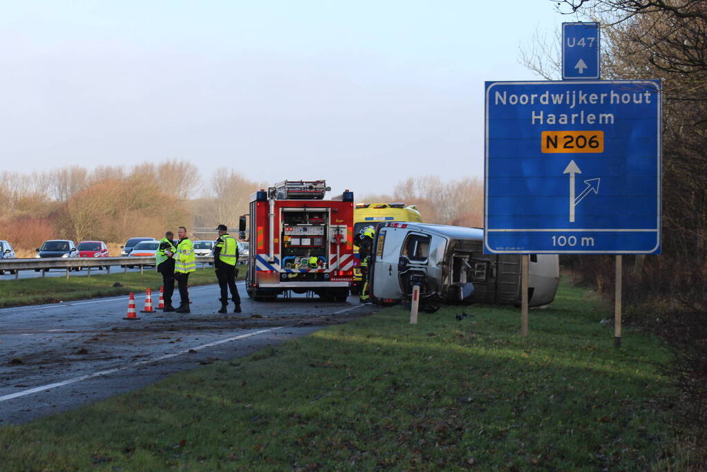 Bestelbus tegen vangrail gecrasht