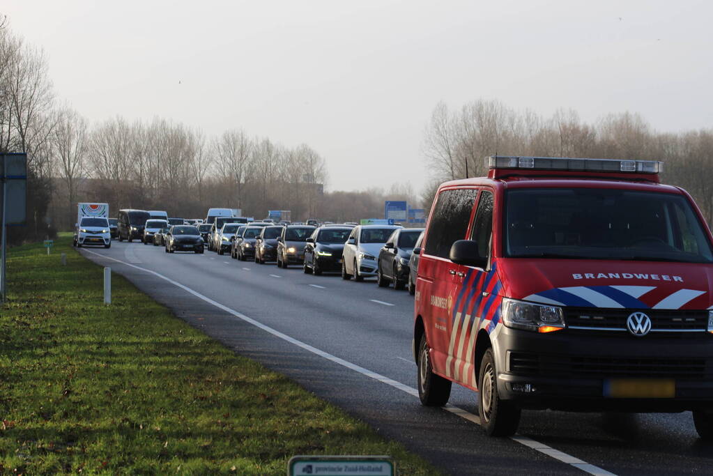 Bestelbus tegen vangrail gecrasht