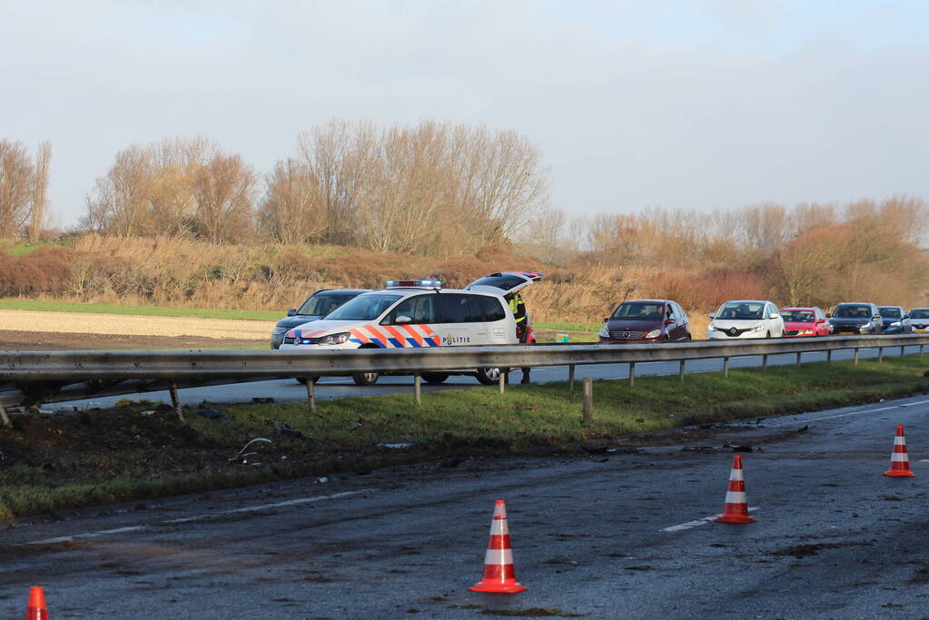 Bestelbus tegen vangrail gecrasht