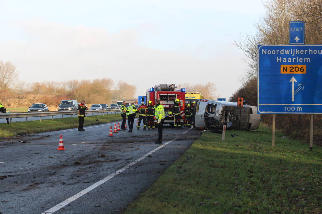Bestelbus tegen vangrail gecrasht