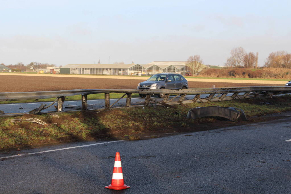 Bestelbus tegen vangrail gecrasht