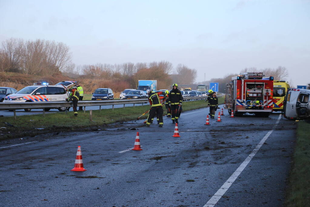 Bestelbus tegen vangrail gecrasht