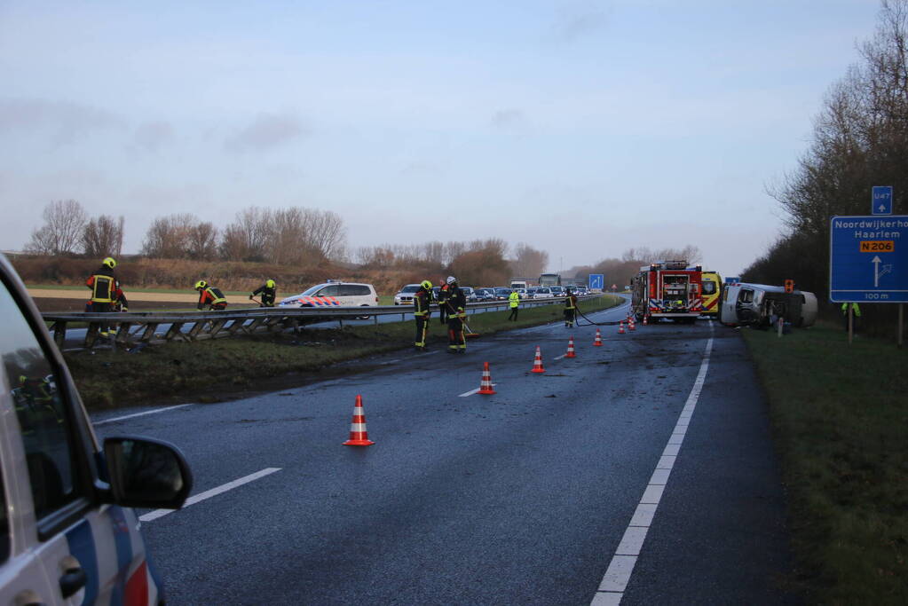 Bestelbus tegen vangrail gecrasht