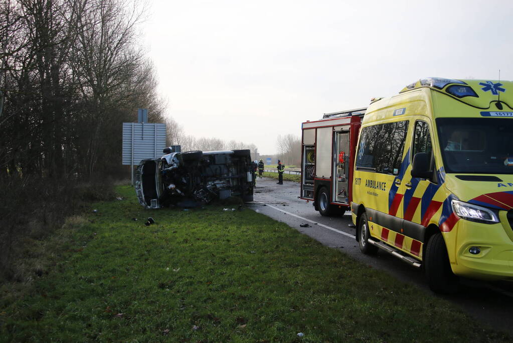 Bestelbus tegen vangrail gecrasht