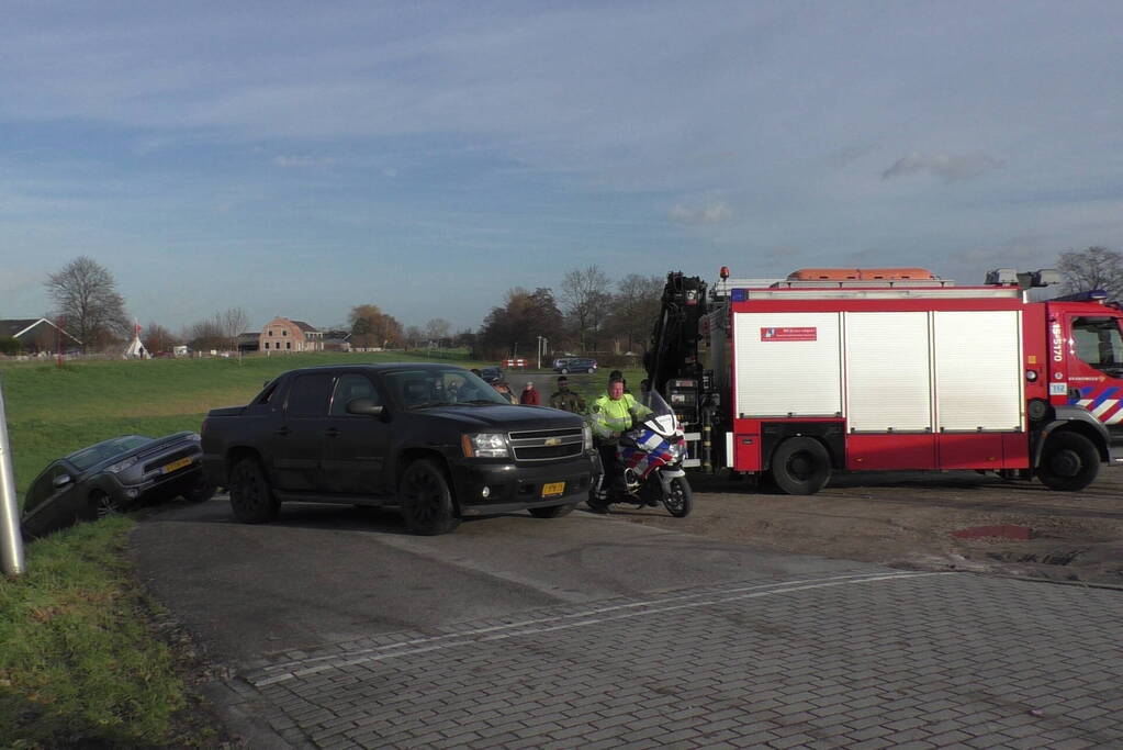 Voertuig belandt in greppel